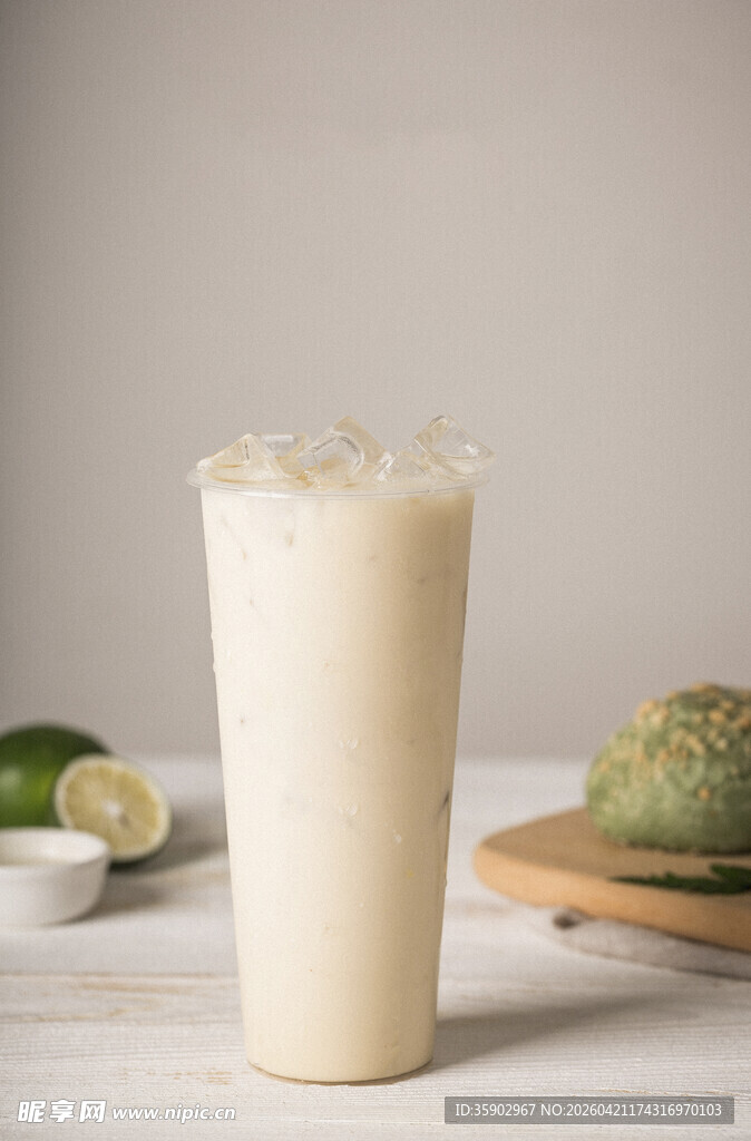清新抹茶风味奶盖饮品