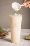手冲椰奶入杯的清新瞬间