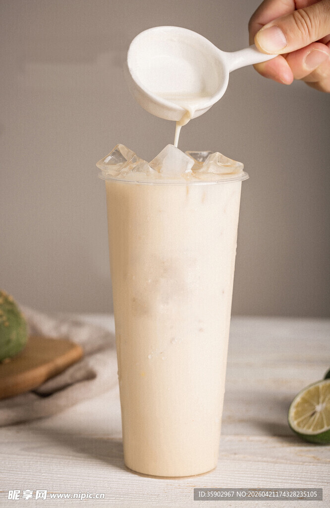手冲椰奶入杯的清新瞬间