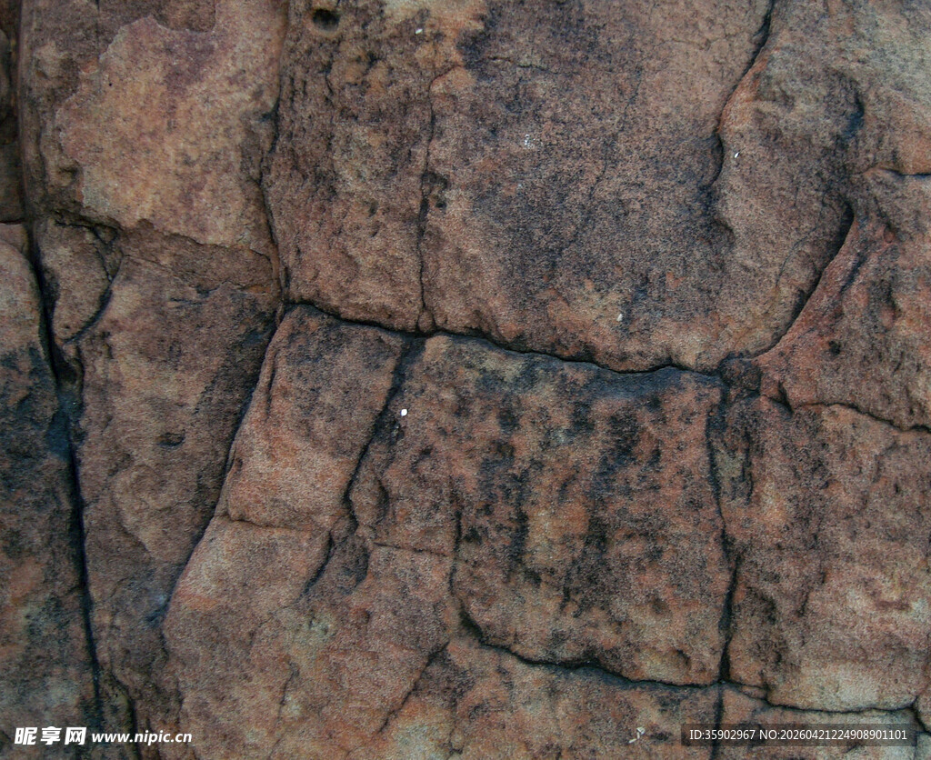 古老岩石上的神秘刻画