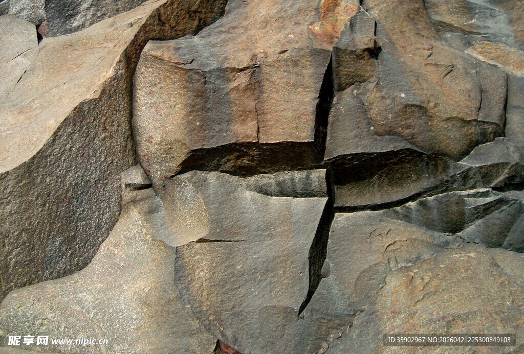 险峻岩石上的攀岩者