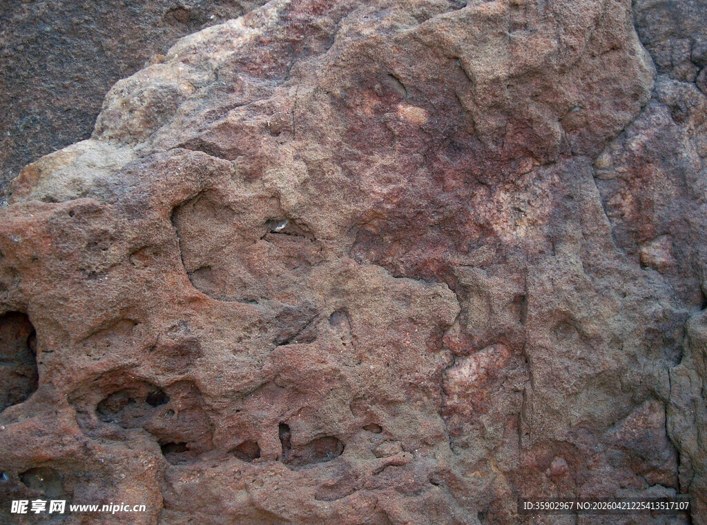 粗糙多孔的褐色岩石