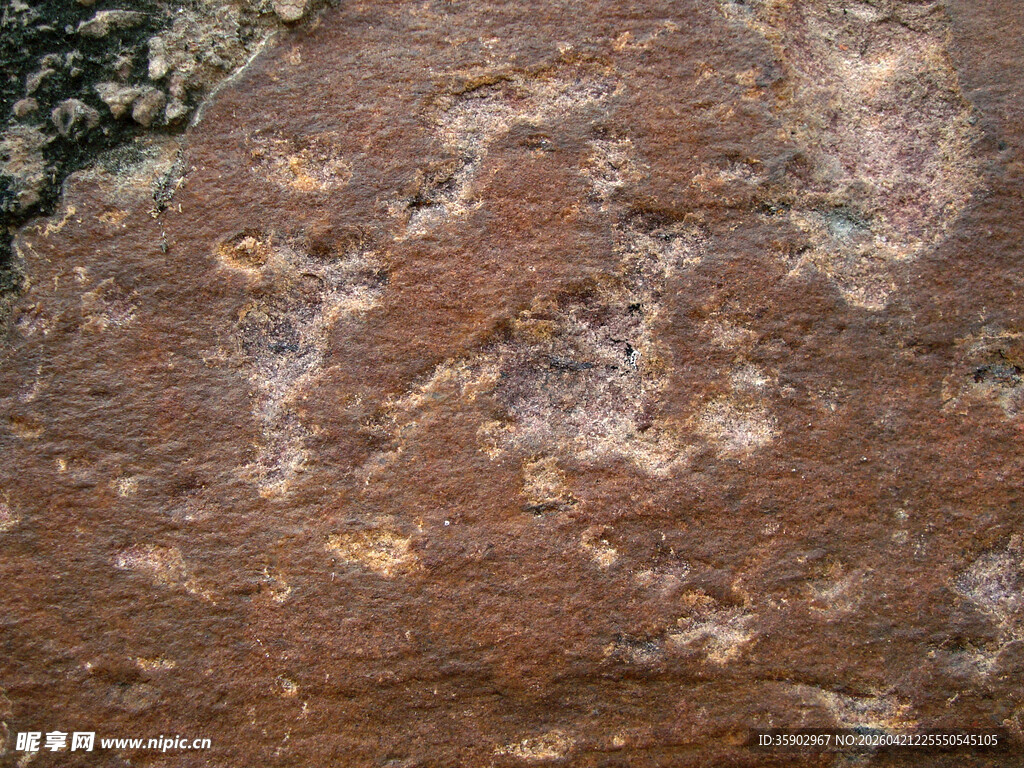 粗糙纹理的褐色岩石