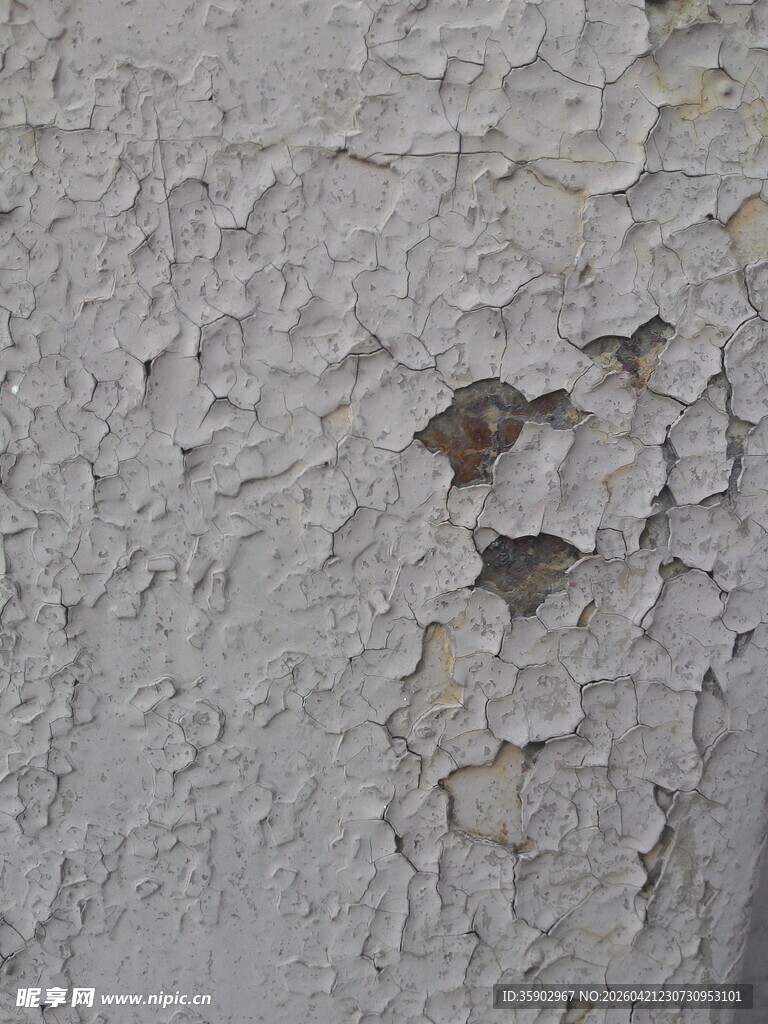 墙面剥落的破损痕迹