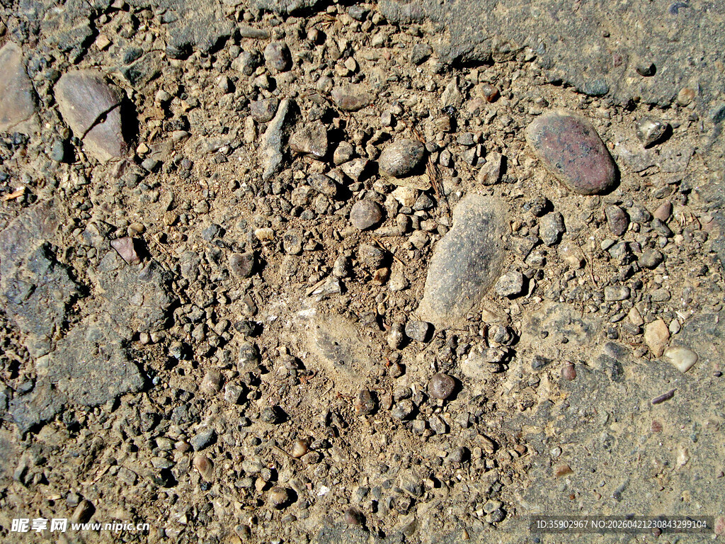 地面上的碎石与沙土