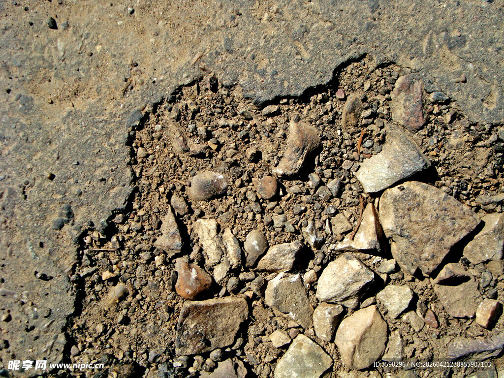 地面上的碎石与泥土堆