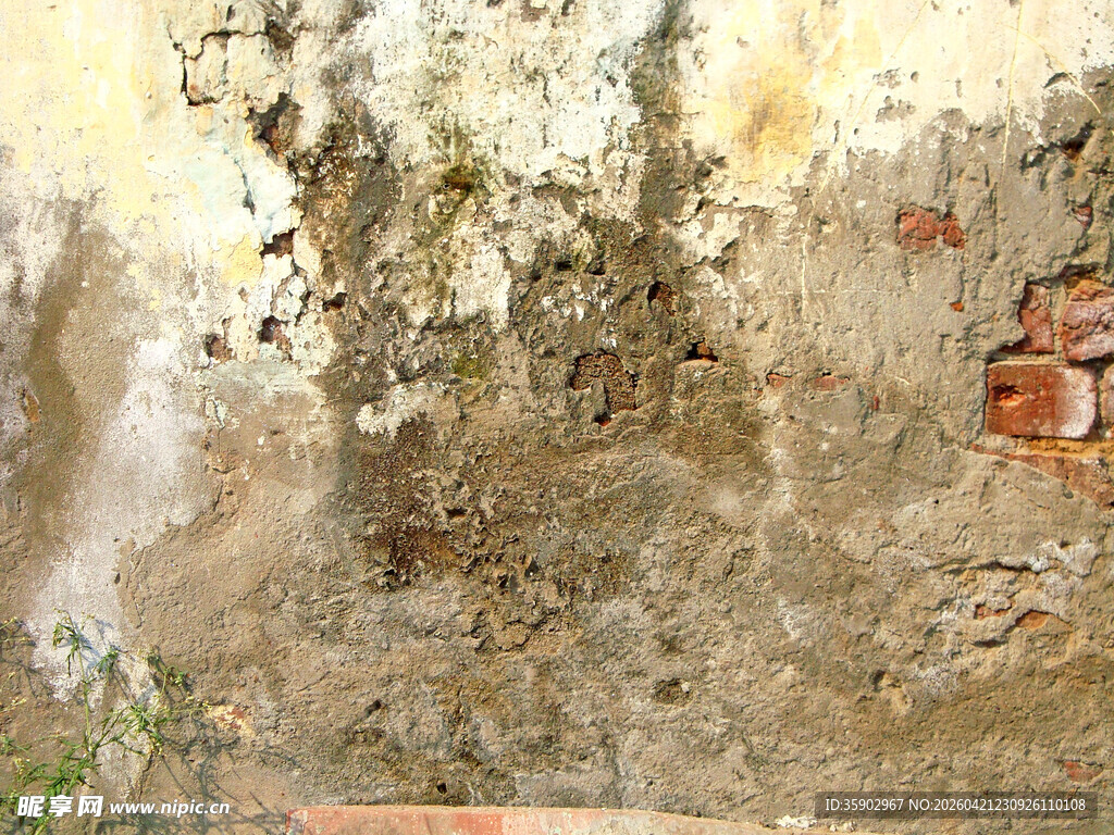 斑驳墙面岁月痕迹尽显