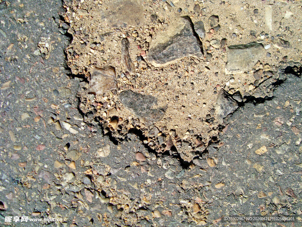 路面破损痕迹特写