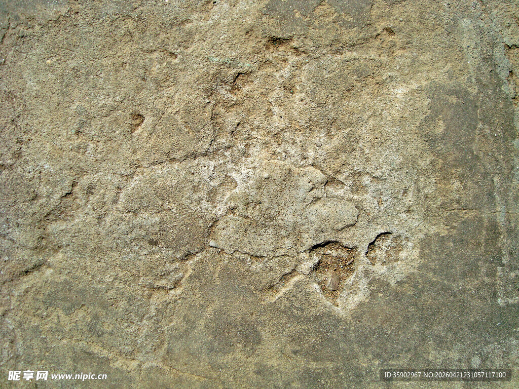 古老石壁上的神秘痕迹