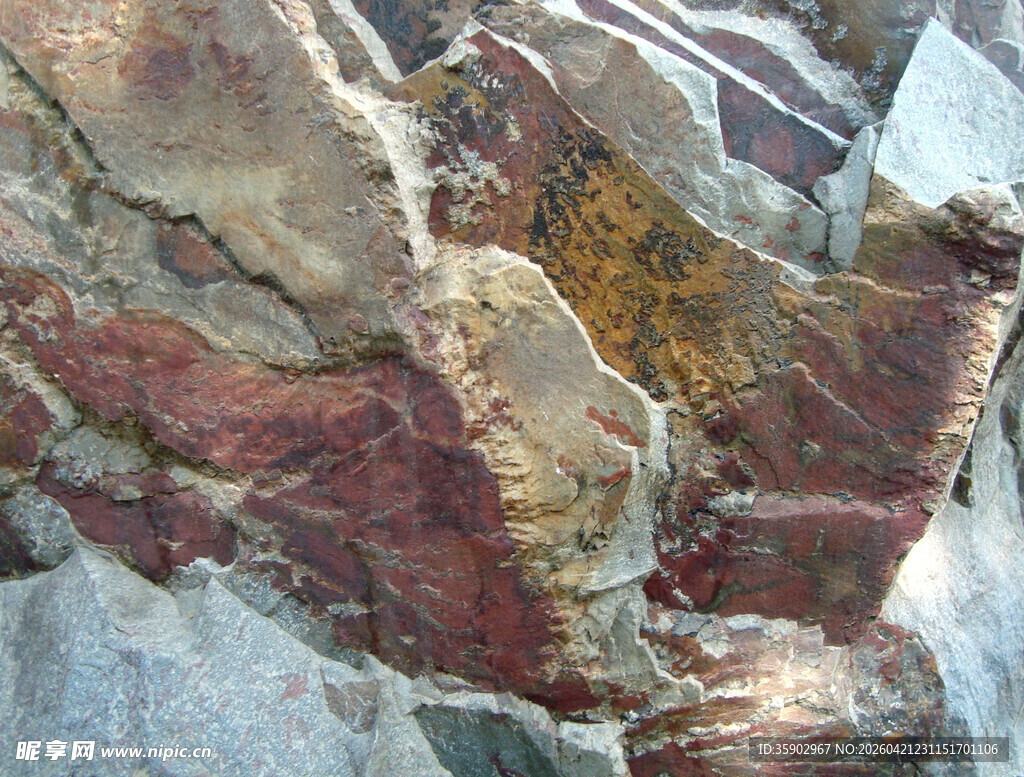 多彩纹理岩石特写