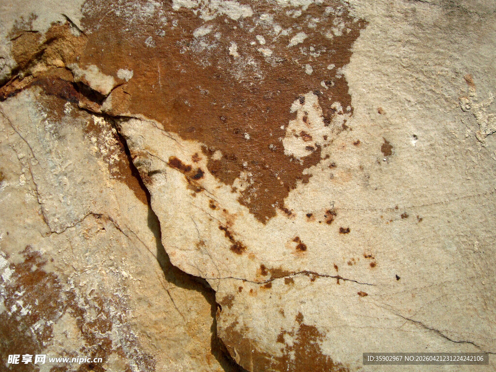 墙面裂缝与斑驳痕迹