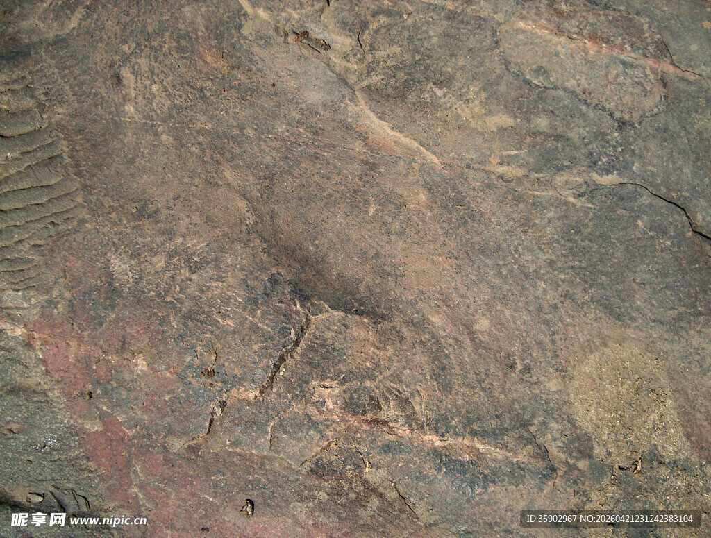 粗糙斑驳的岩石表面