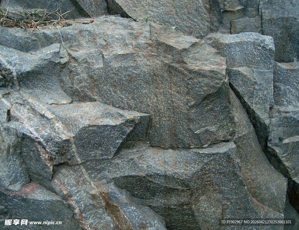粗糙纹理的灰色岩石块