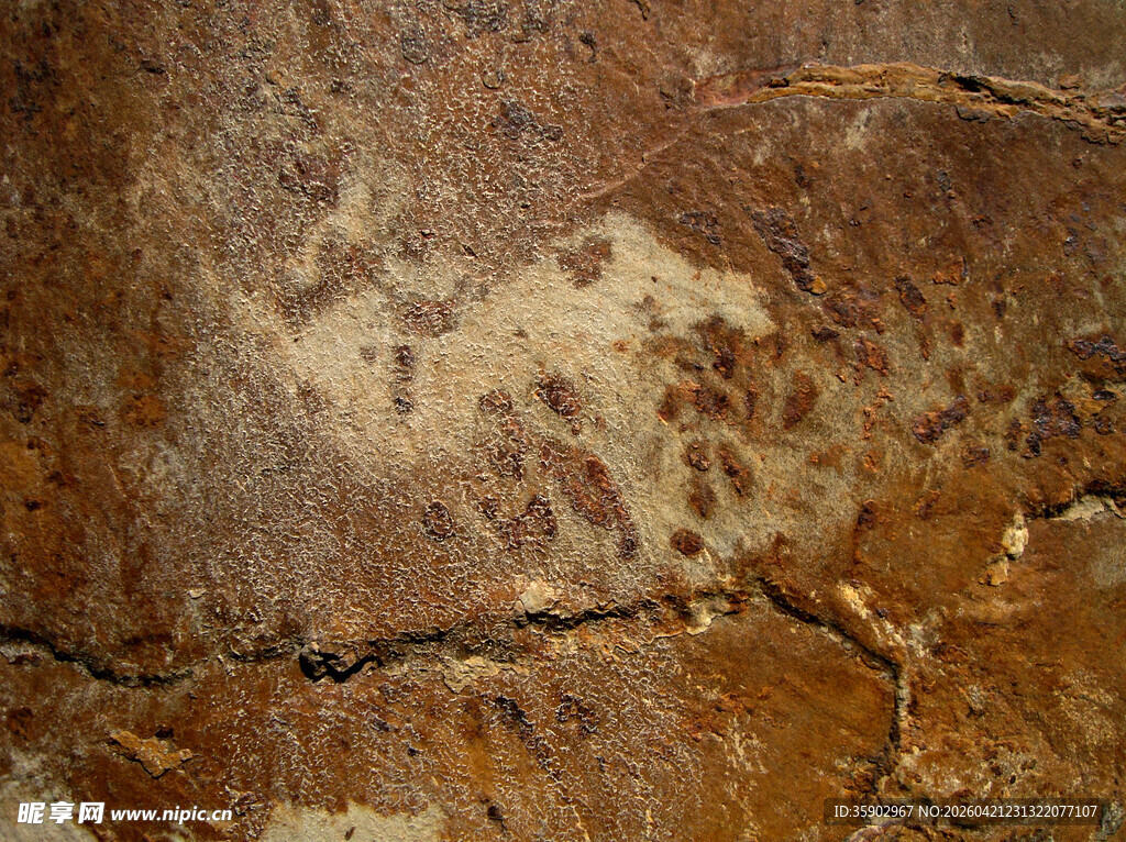 斑驳裂纹的古老岩石表面