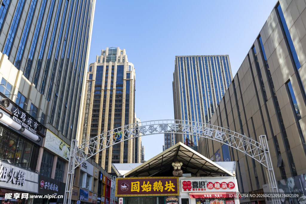 都市街头的高楼与商铺