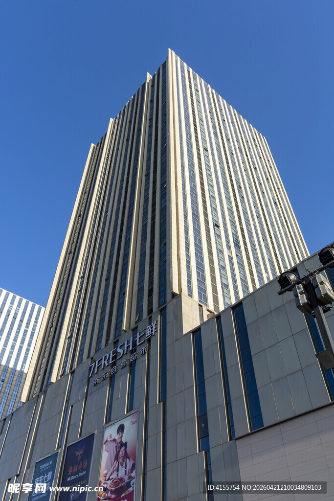 高耸入云的现代都市摩天楼