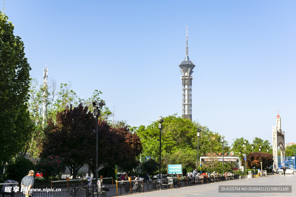 城市中高耸的电视塔景观