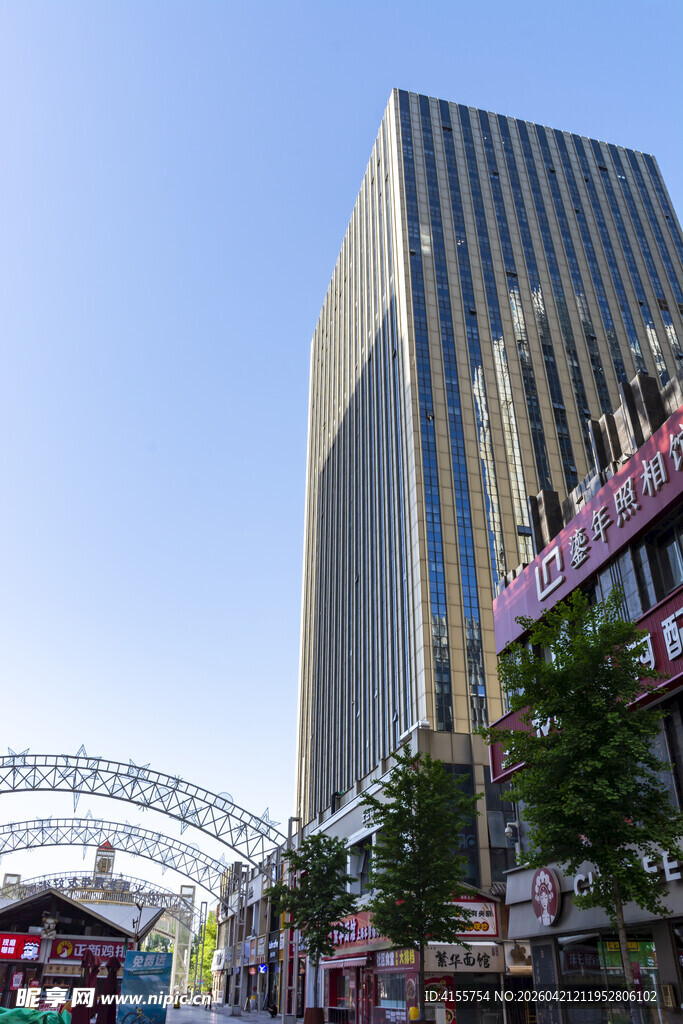 城市中高耸入云的现代大厦