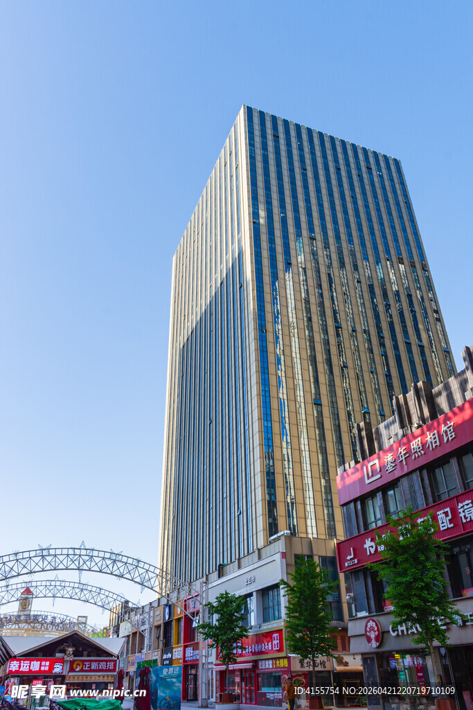 城市中高耸的现代化大楼