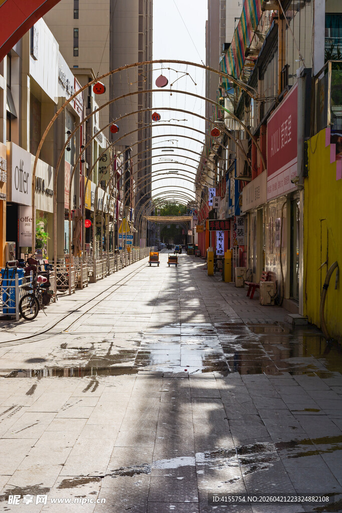 城市中安静的多彩街道