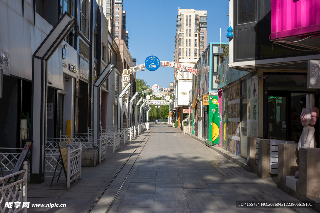 城市街道上的多彩建筑景观