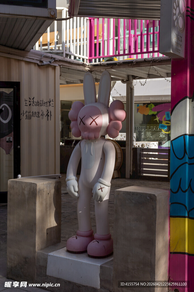 街头彩色卡通雕塑展示