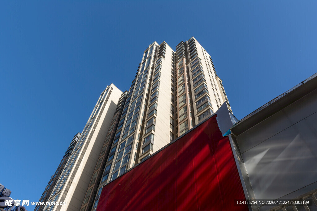 摩天大楼与红色建筑景观