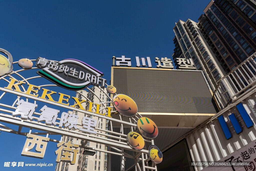 城市街头多彩店铺招牌