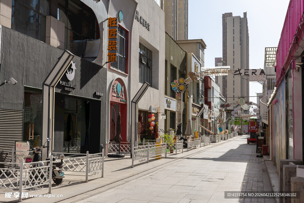城市静谧街道两旁特色店铺