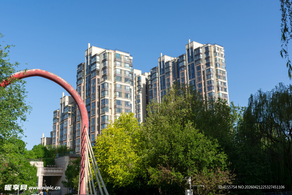 城市景观中的弧形建筑与绿树