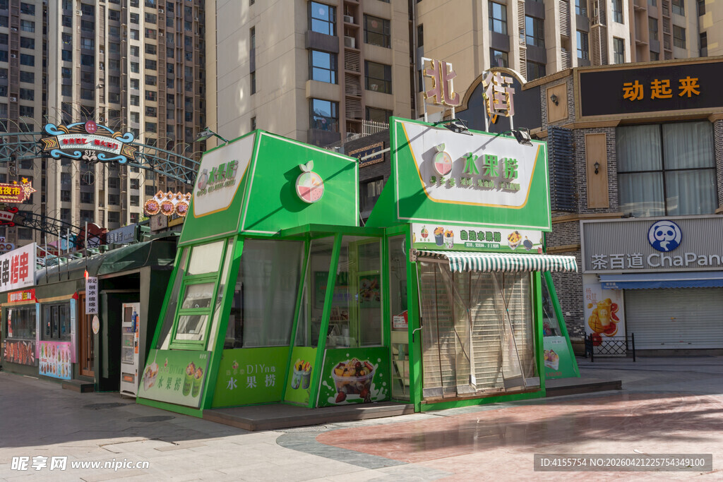 绿色便利店位于城市街道