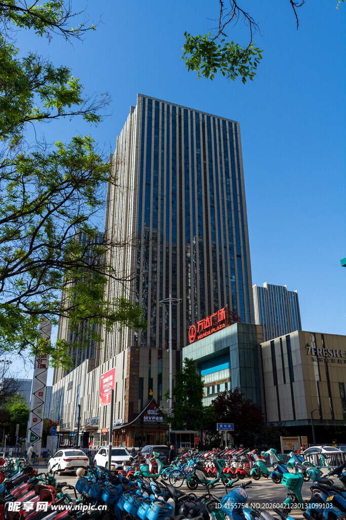 城市街头热闹景象