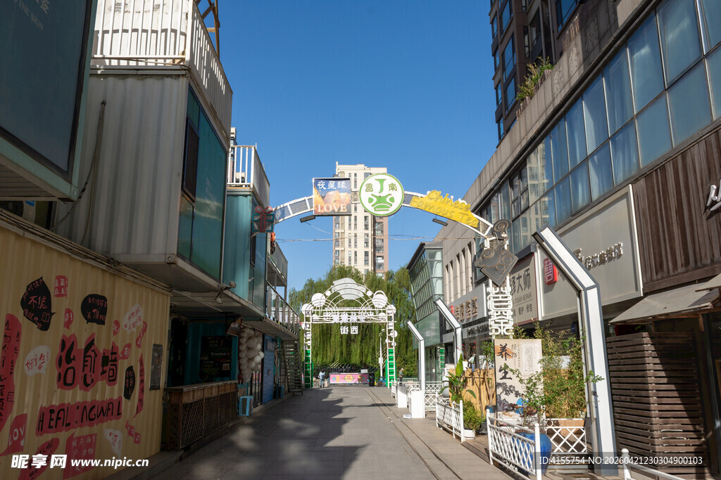 文艺小巷的多彩装饰景观