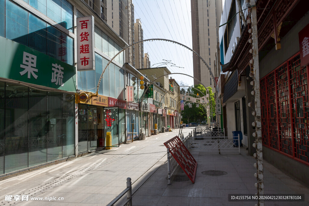 城市街道上的商铺与行人