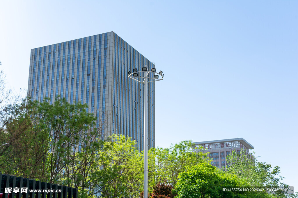 城市高楼与葱郁绿植景观