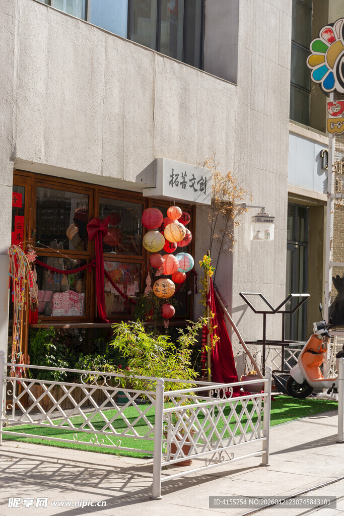 中式店铺外的节日装饰景观