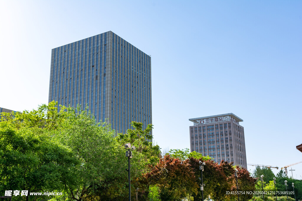 城市高楼与葱郁绿植景观