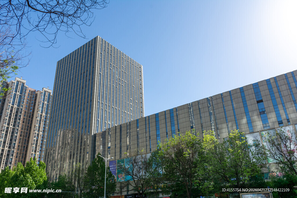 城市高楼与绿意景观