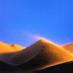 沙漠沙丘的壮丽光影