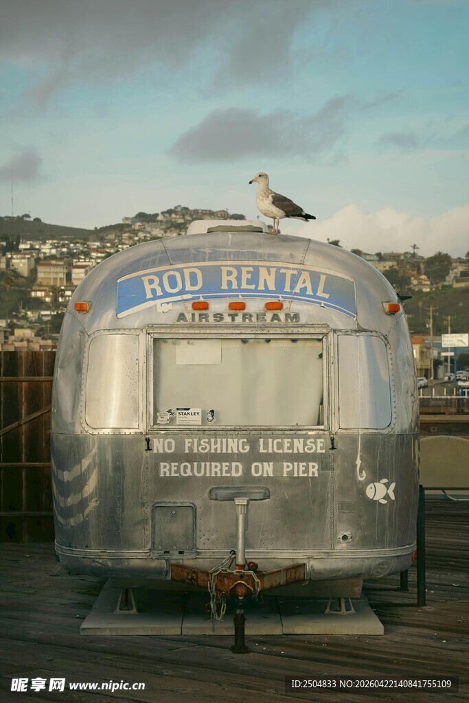 复古银色露营拖车