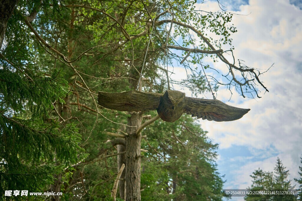 森林中的图腾柱雕塑