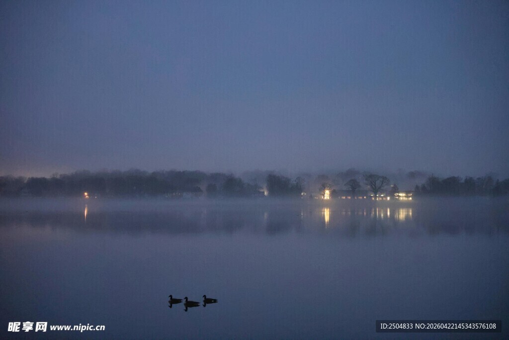 宁静湖面夜景 双鸟悠 