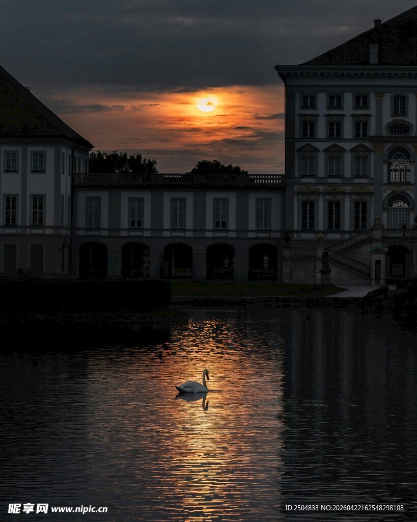 夕阳下湖畔建筑与天鹅