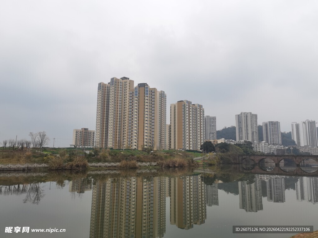 湖畔高楼倒影景象