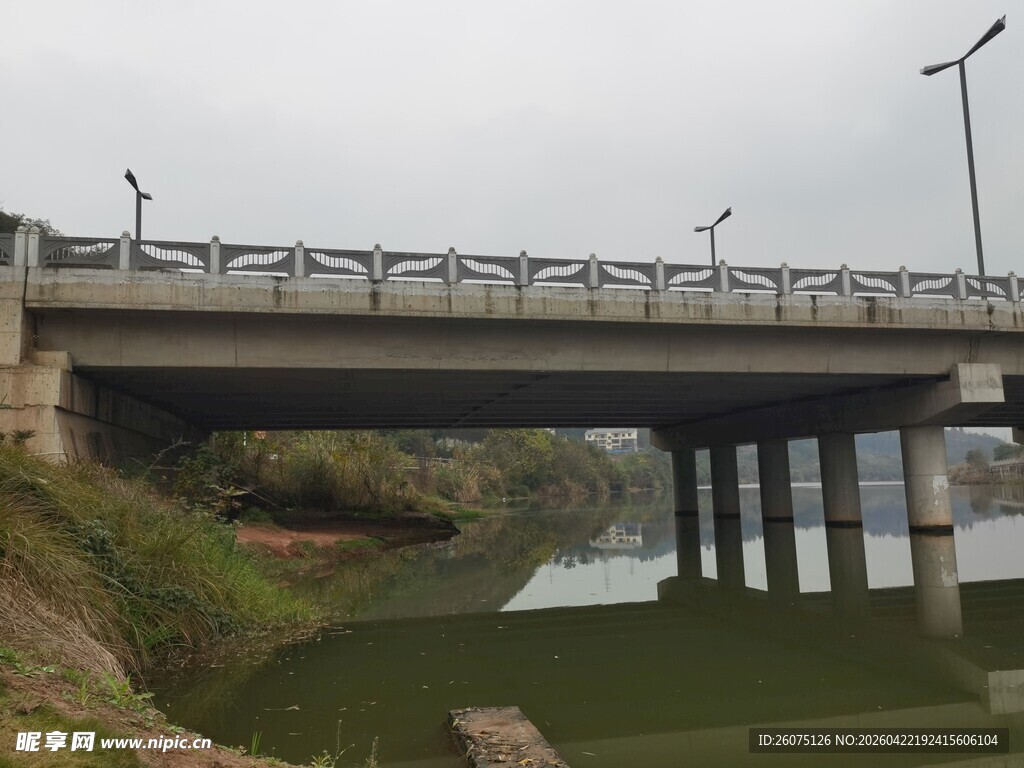 河畔桥梁风景
