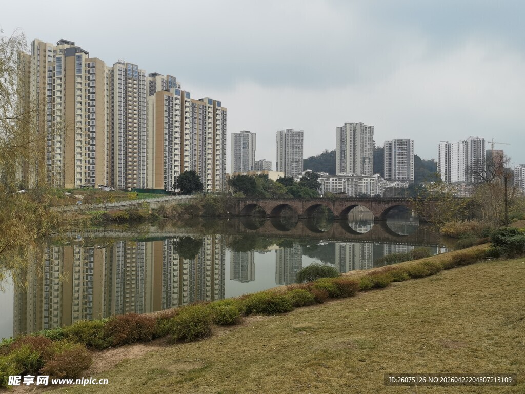 城市湖畔风景