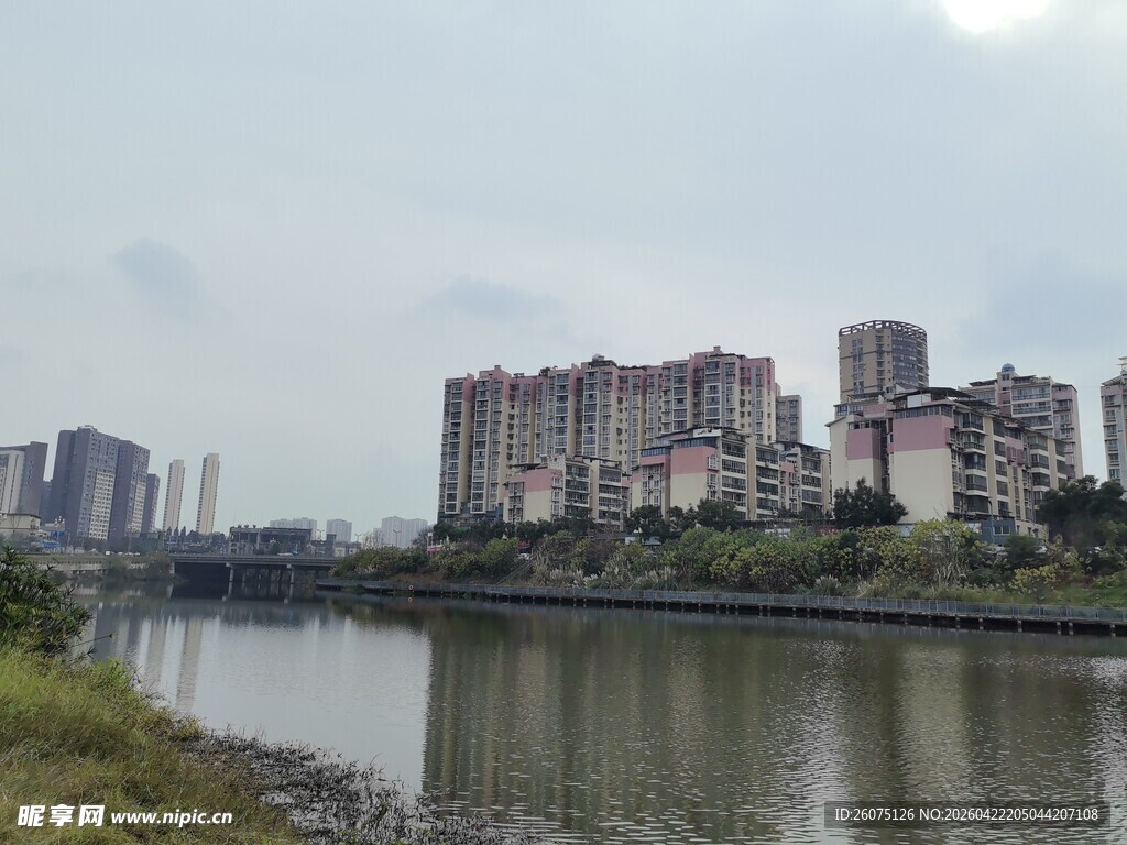 河畔城市风光