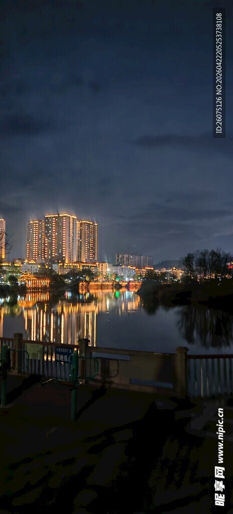 城市夜景湖畔倒影
