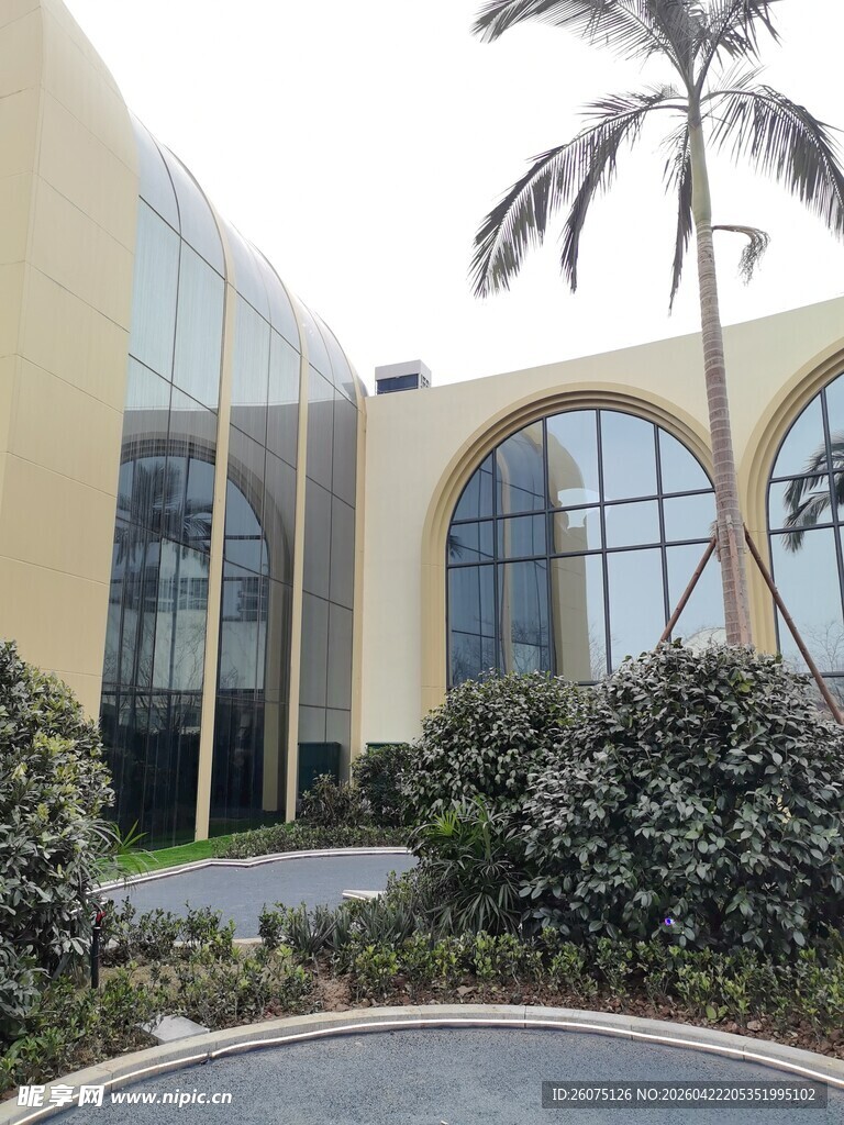 现代建筑旁的绿植景观