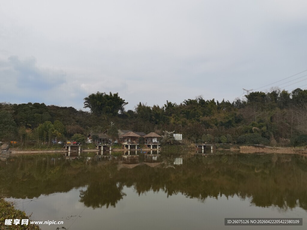 湖畔村庄宁静自然景致